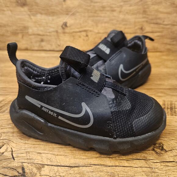 Nike Flex Runner Triple Black slip on running sneaker size 7 childs - Picture 1 of 9
